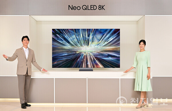 삼성전자 모델이 역대급 성능의 ‘3세대 AI 8K 프로세서’를 탑재한 2024년형 Neo QLED 8K TV 신제품을 소개하고 있다. (제공: 삼성전자) ⓒ천지일보 2024.03.13.