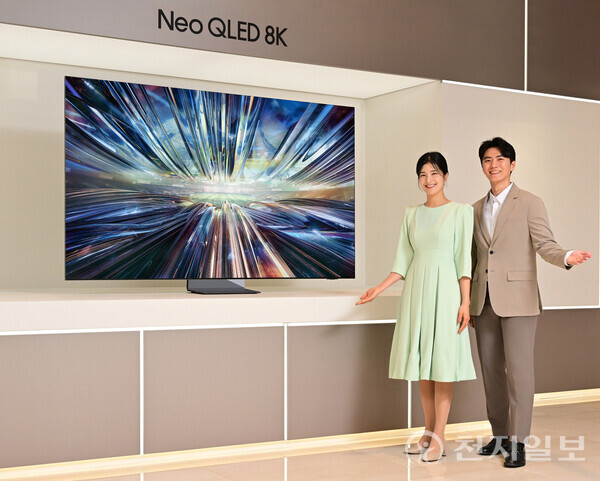 삼성전자 모델이 역대급 성능의 ‘3세대 AI 8K 프로세서’를 탑재한 2024년형 Neo QLED 8K TV 신제품을 소개하고 있다. (제공: 삼성전자) ⓒ천지일보 2024.03.13.