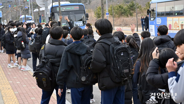 11일 인천시 중구 영종중학교 앞 버스 정류소에 하굣길 학생들이 몰려 길게 줄지어 서 있다. 2024.3.11(사진출처: 경인일보)