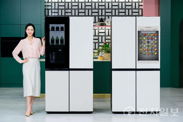 삼성전자 모델이 ‘비스포크 냉장고’ 신제품을 소개하고 있다. (제공: 삼성전자) ⓒ천지일보 2024.03.14.