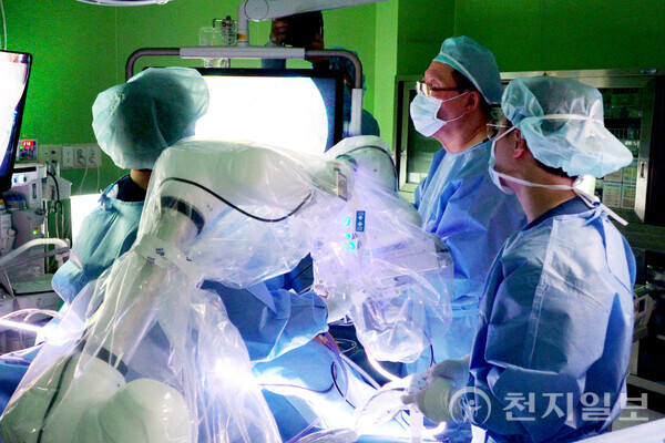 지난 12일 대구 구병원에서 진행된 담낭 제거 수술에 협동로봇을 활용한 복강경 수술보조 솔루션이 투입되어 임무를 수행하고 있다. (제공: 두산로보틱스) ⓒ천지일보 2024.03.14.