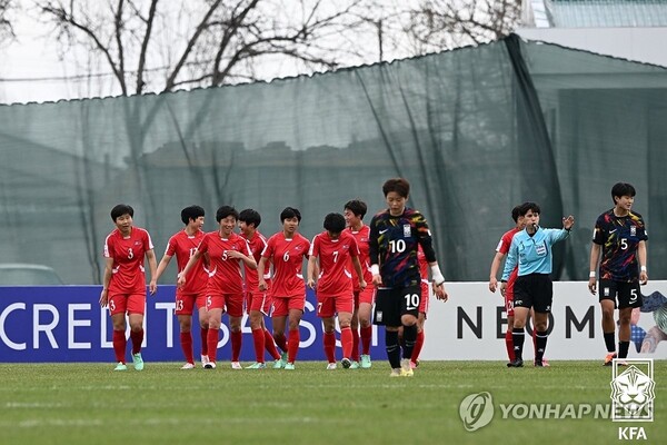한국 선수들이 13일(한국시간) 우즈베키스탄 타슈켄트 더스트릭 스타디움에서 열린 2024 아시아축구연맹(AFC) U-20 여자 아시안컵 준결승전 북한과의 경기에서 0-3으로 완패한 뒤 아쉬워하고 있다. (출처: 대한축구협회)