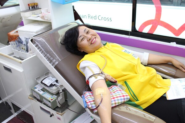신천지자원봉사단 울산지부 회원이 헌혈버스에서 헌혈에 참여하는 모습. (제공: 신천지예수교회)