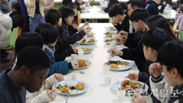 선문대 학생들이 단돈 1000원으로 뷔페식 조식을 먹고 있다. (제공: 선문대학교)ⓒ천지일보 2024.03.14.