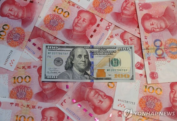 중국 위안화와 미국 달러화 지폐 (출처: EPA, 연합뉴스)