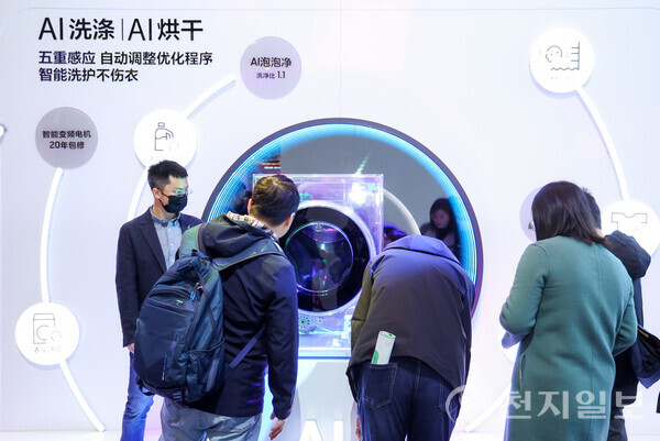 AWE 2024가 열리고 있는 중국 상하이 삼성전자 전시관에서 관람객들이 다양한 제품과 솔루션들을 체험하고 있다. (제공: 삼성전자) ⓒ천지일보 2024.03.15.