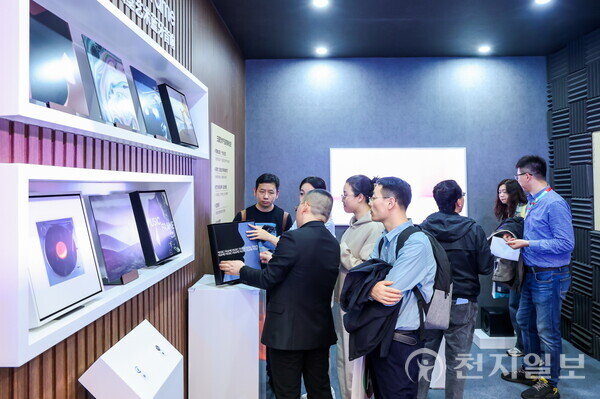 AWE 2024가 열리고 있는 중국 상하이 삼성전자 전시관에서 관람객들이 다양한 제품과 솔루션들을 체험하고 있다. (제공: 삼성전자) ⓒ천지일보 2024.03.15.