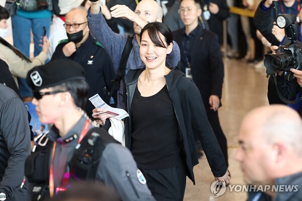 오타니 아내 다나카 마미코가 15일 오후 인천국제공항 제1여객터미널을 통해 입국하면서 환하게 미소 짓고 있다. (출처: 연합뉴스)