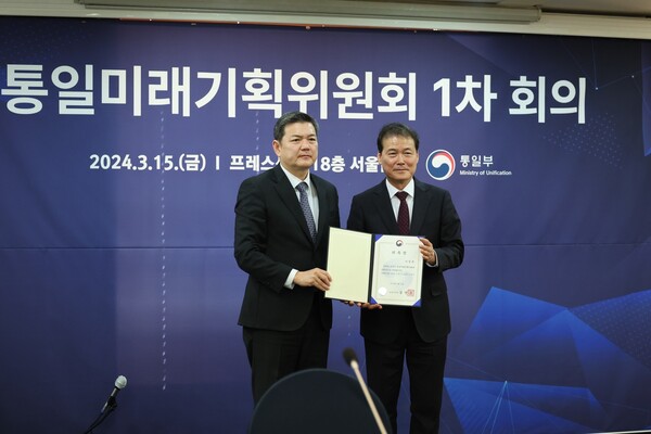김영호 통일부 장관(오른쪽)과 이정훈 위원장. (통일부 제공)
