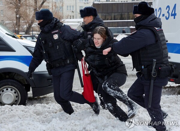 지난달 17일(현지시간) 러시아 모스크바에서 옥중 사망한 반체제 운동가 알렉세이 나발니를 추모하려던 여성이 경찰에 끌려가고 있다. 블라디미르 푸틴 대통령의 최대 정적으로 꼽히던 나발니는 지난달 16일 시베리아 교도소에서 수감 중 사망했다. (출처: 로이터 연합뉴스)