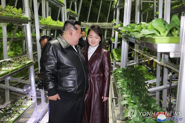 김정은 북한 국무위원장이 지난 15일 딸 주애와 강동종합온실 준공 및 조업식에 참석했다고 조선중앙통신이 16일 보도했다. (출처: 연합뉴스)