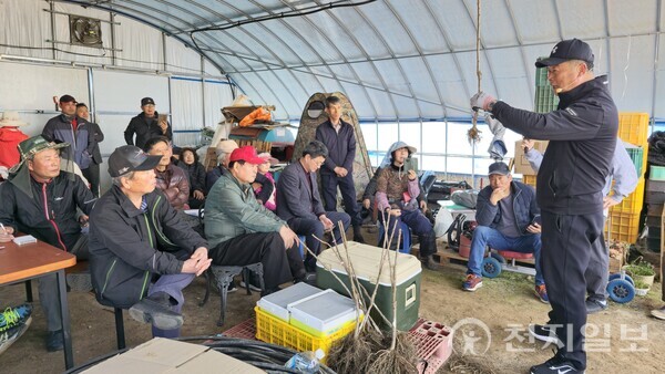 부안군이 체리 재배 희망농가 30여명이 참석한 가운데 신소득 육성을 위한 체리식재 재배 기술 교육을 하고 있다. (제공: 부안군청) ⓒ천지일보 2024.03.16.