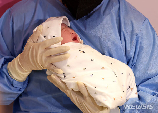 [서울=뉴시스] 2024년 새해 첫 아기가 1일 0시께 서울 강남구 강남차여성병원에서 태어났다. 엄마 임아연(38), 아빠 이주홍(44)씨 사이에서 태어난 남아 아홍이(태명)가 아빠 품에 안겨있다. 2024.01.01.