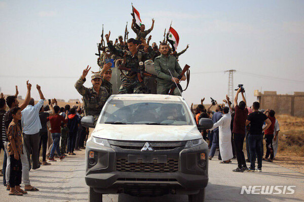 시리아 관영 매체 사나가 공개한 사진으로, 2019년 10월 14일 시리아 북부 아인 이사에서 주민들이 정부군을 환영하는 모습. (출처: 뉴시스)