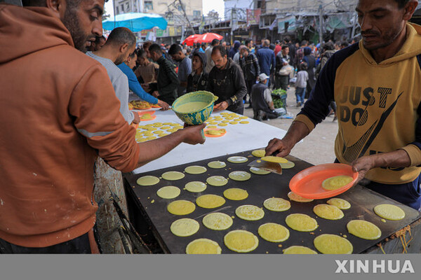 14일(현지시간) 팔레스타인인들이 가자지구 라파에서 주민들이 라마다 기간 먹을 전통 과자를 만들고 있다. (출처: 뉴시스)