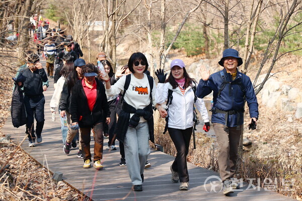 의왕문화원이 지난 16일 고천체육공원에서 탄소중립 생활 실천을 위한 시민 걷기 행사인 ‘두발로Day’를 개최했다고 밝혔다 (제공: 의왕시) ⓒ천지일보 2024.03.17.