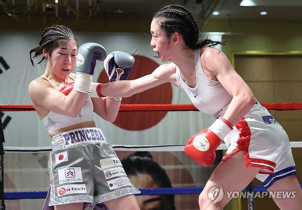 16일 WIBA 미니멈급 세계 타이틀매치에서 서려경(오른쪽)이 일본 요시카와 리유나에게 펀치를 날리고 있다. (출처: 연합뉴스)