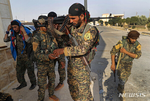 2017년 6월 22일 시리아 북동부 락까에서 미국의 지원을 받는 시리아민주군(SDF) 대원들이 테러 단체 이슬람국가(IS)와의 전투를 준비하고 있다. (출처: 뉴시스)