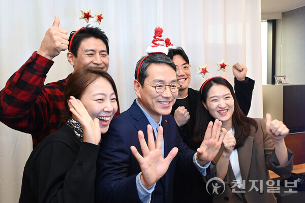 조주완 LG전자 사장이 지난해 12월 서울 여의도 LG트윈타워에서 ‘CEO F.U.N. Talk’을 열어 한 해를 되돌아 보고 ‘2030 미래비전’ 달성을 가속할 2024년을 위해 의지를 다지는 의미 있고 즐거운 소통의 자리를 가졌다. 사진은 조 사장이 ‘CEO F.U.N. Talk’에 참여한 직원들과 현장에 마련된 스티커사진 촬영기기 앞에서 기념사진을 찍고 있는 모습. (제공: LG전자) ⓒ천지일보 2023.12.08.