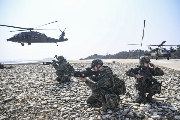 (서울=연합뉴스) 서북도서방위사령부(서방사)는 지난 15일 백령도와 연평도 일대에서 서북도서 증원훈련을 실시했다. 공격헬기(AH-64), 기동헬기(CH-47, UH-60)가 연평도 일대에 착륙하여 증원 절차를 숙달하고있다. 2024.3.1