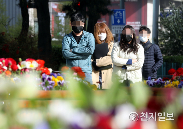 서울 종로구 광화문광장에서 시민들이 몸을 웅크린 채 출근길을 재촉하고 있다. ⓒ천지일보DB