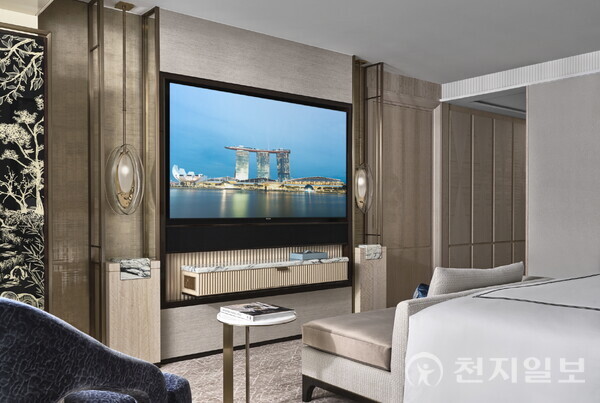 싱가포르 랜드마크 ‘마리나 베이 샌즈’ 샌즈 프리미어룸에 ‘75형 호텔 TV’가 설치돼 있다. (제공: 삼성전자) ⓒ천지일보 2024.03.18.