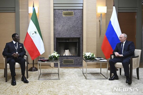 블라디미르 푸틴 러시아 대통령(오른쪽)과 테오도로 오비앙 응게마 음바소고 적도 기니 대통령이 작년 11월 2일 러시아 모스크바에서 회담하고 있다. (출처: 뉴시스)