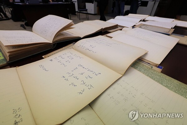 한국의 대표적인 서정시인으로 손꼽히는 박목월(1915~1978)의 미발표 시 290편이 고인이 남긴 노트들에서 발견됐다.