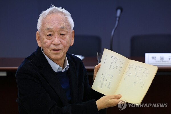 박목월 시인의 육필 시 노트를 공개하는 박동규 교수