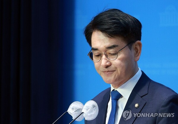 더불어민주당 박용진 의원이 17일 서울 국회 소통관에서 기자회견을 하고 있다. 이날 박 의원은 서울 강북을 전략 경선 참여 뜻을 밝혔다. (출처: 연합뉴스)