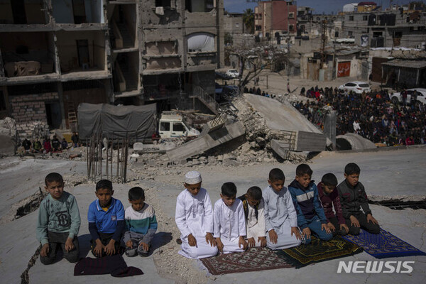8일(현지시간) 가자지구 라파에서 이슬람 성월 라마단을 앞두고 팔레스타인인들이 파괴된 모스크 앞에서 기도하고 있다. (출처: 뉴시스)