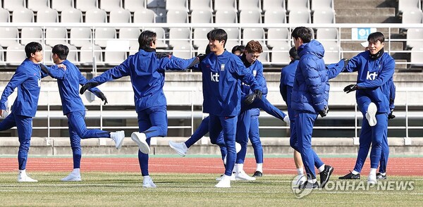 정우영(왼쪽)과 설영우(가운데) 등 대표 선수들이 18일 고양종합운동장에서 훈련을 하고 있다. (출처: 연합뉴스)