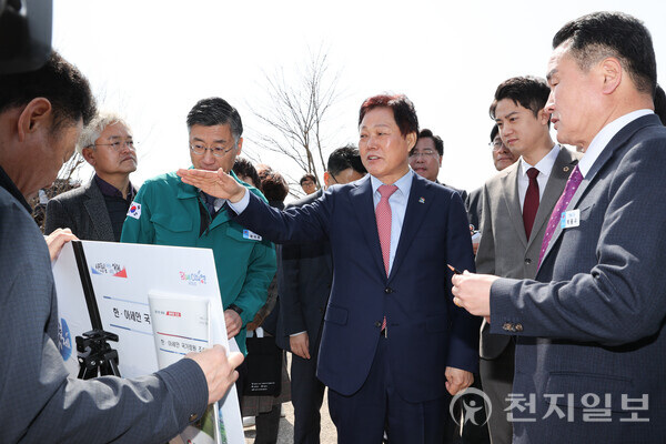 박완수 도지사가 19일 한-아세안 국가정원 조성 예정지를 방문하고 있다. (제공: 경남도) ⓒ천지일보 2024.03.19.