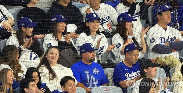 오타니 쇼헤이의 아내 다나카 마미코(가운데)와 가족들이 경기를 지켜보고 있다. (출처: 공동취재단) 