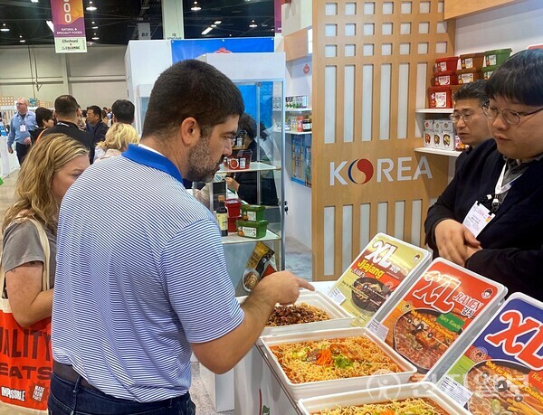 지난 14일부터 16일까지 미국 애너하임에서 열린 ‘2024 애너하임 국제식품박람회(NPEW2024)’에서 참관객이 한국관을 둘러보고 있다. (제공: aT) ⓒ천지일보 2024.03.20.