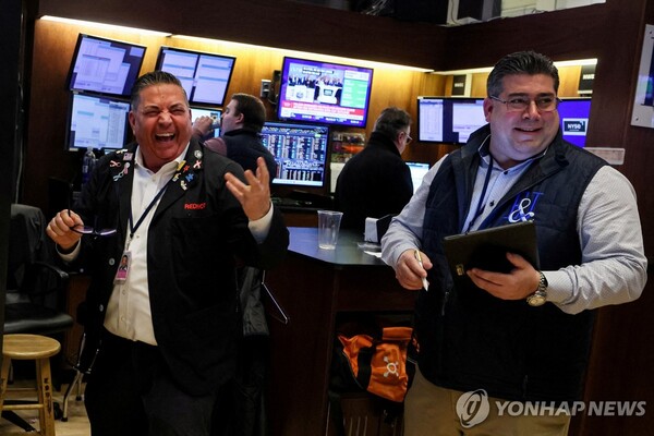 NYSE 입회장에서 일하는 트레이더들의 모습(출처: 연합뉴스)