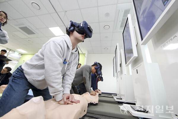 KT 심폐소생술(CPR) 사내교육 담당자들이 가상현실(VR)을 활용한 CPR 교육을 받고 있다. (제공: KT) ⓒ천지일보 2024.03.21.