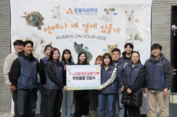 ​hy, 동물자유연대 ‘온센터’서 유기견 돌봄 봉사. (제공: hy)