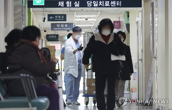 전공의 이탈 등 의사들의 집단행동이 벌어진 지 8일째인 27일 오후 서울 중구 국립중앙의료원에서 환자들이 진료 순서를 기다리고 있다. (출처: 연합뉴스)