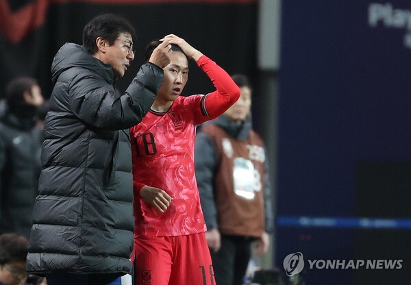황선홍 감독이 21일 태국과의 경기에서 이강인을 후반 교체 투입시키며 작전 지시를 하고 있다. (출처: 연합뉴스)