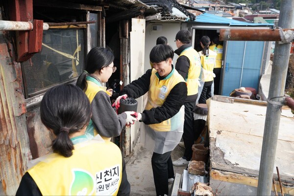 신천지자원봉사단 진주지부 회원들이 지역 내 소외계층가정에 연탄나눔봉사를 하는 모습. (제공: 신천지예수교회)