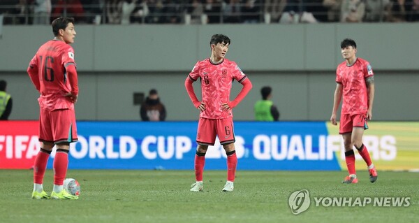 21일 후반전 태국 수파낫 무에안타에게 동점골을 허용한 한국 선수들이 아쉬워하고 있다. (출처: 연합뉴스)