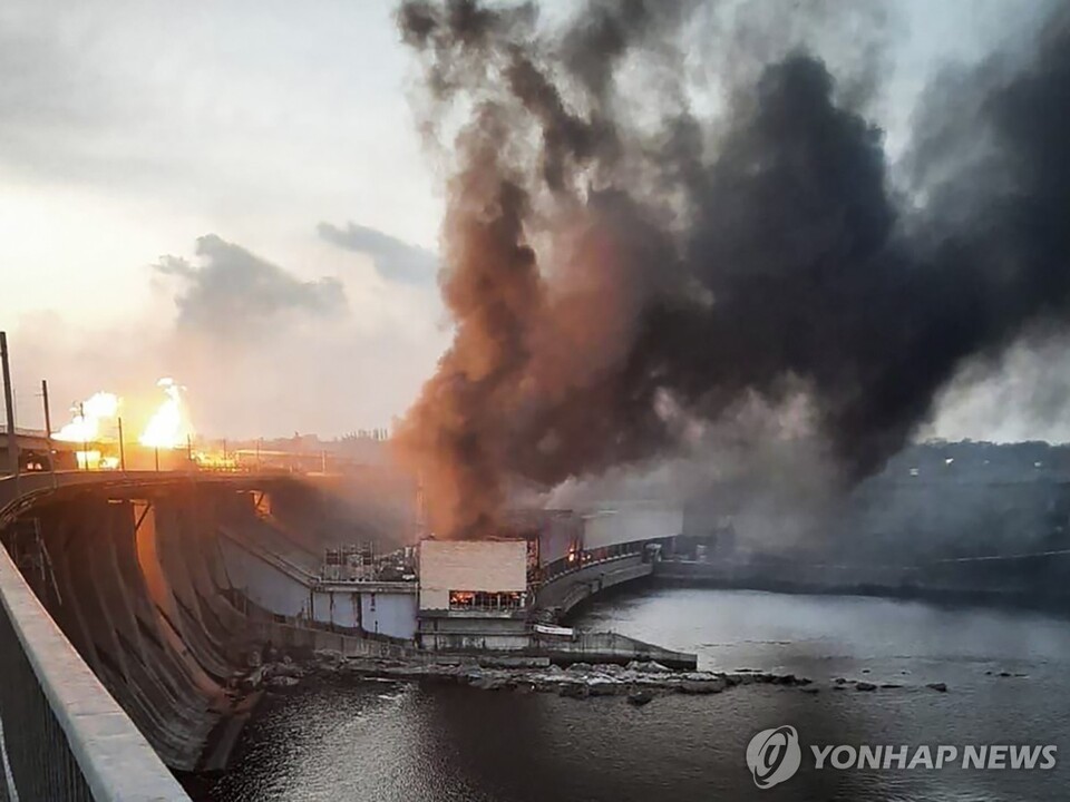 22일(현지시간) 우크라이나 최대 규모인 자포리자의 드니프로 수력발전소 댐이 러시아 공습에 파손됐다. (출처: 연합뉴스)