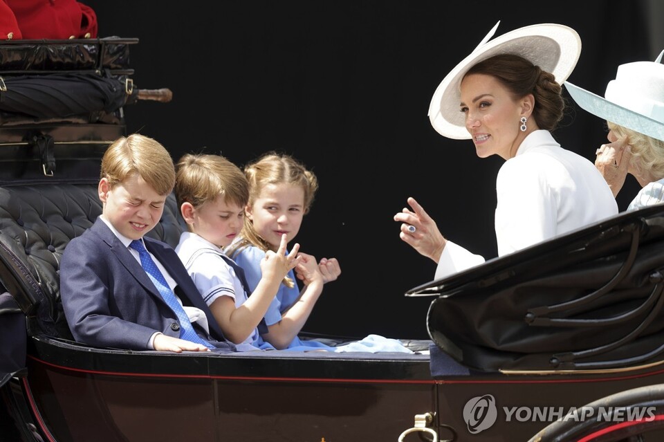 케이트 왕세자빈과 세 자녀 2022년도 모습. (AP=연합뉴스) 2024.03.23.