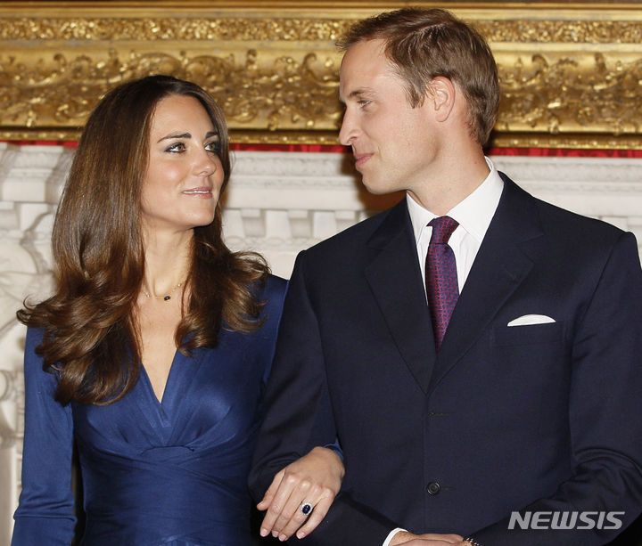 윌리엄 영국 왕세자와 케이트 미들턴 왕세자빈이 2010년 6월 런던의 성제임스 궁전에서 약혼을 발표하는 모습. (AP/뉴시스) 2024.03.23.