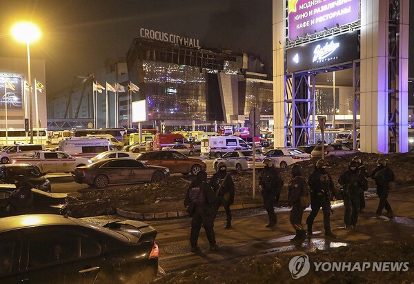 22일(현지시간) 총격 테러가 벌어진 크로커스 시티홀 공연장 인근을 러시아 경찰들이 순찰하고 있다. (출처: 모스크바 EPA=연합뉴스)