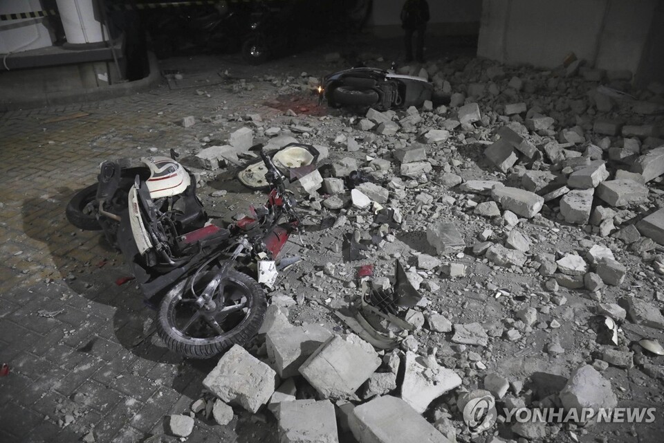 22일(현지시간) 인도네시아 자바해에서 발생한 지진으로 항구 도시 수라바야 거리의 벽이 무너져 오토바이가 쓰러져 있다. 2024.3.23. (출처: 연합뉴스)