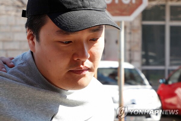 법원 출두하는 권도형 테라폼랩스 대표 (출처: 로이터, 연합뉴스)