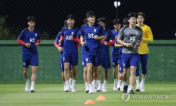 한국 축구대표팀 선수들이 23일 태국 방콕 윈드밀 풋볼클럽에서 태국전에 대비, 회복훈련을 하고 있다. (출처: 연합뉴스)