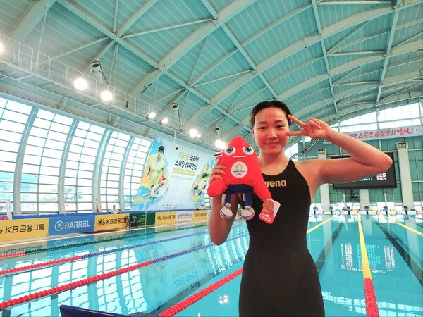 이은지가 23일 여자 배영 200ｍ에서 우승, 파리 올림픽 출전을 결정지었다. (출처: 대한수영연맹)
